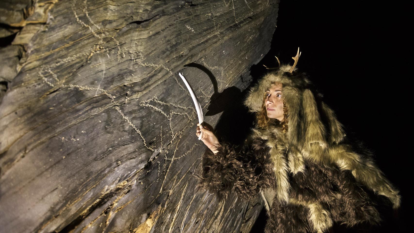 Una actriz explica los grabados rupestres de Siega Verde a los visitantes