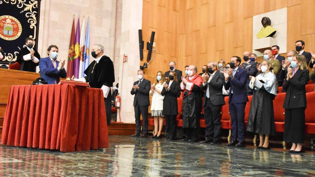 Un photocall improvisado y una toma de posesión en la UVa