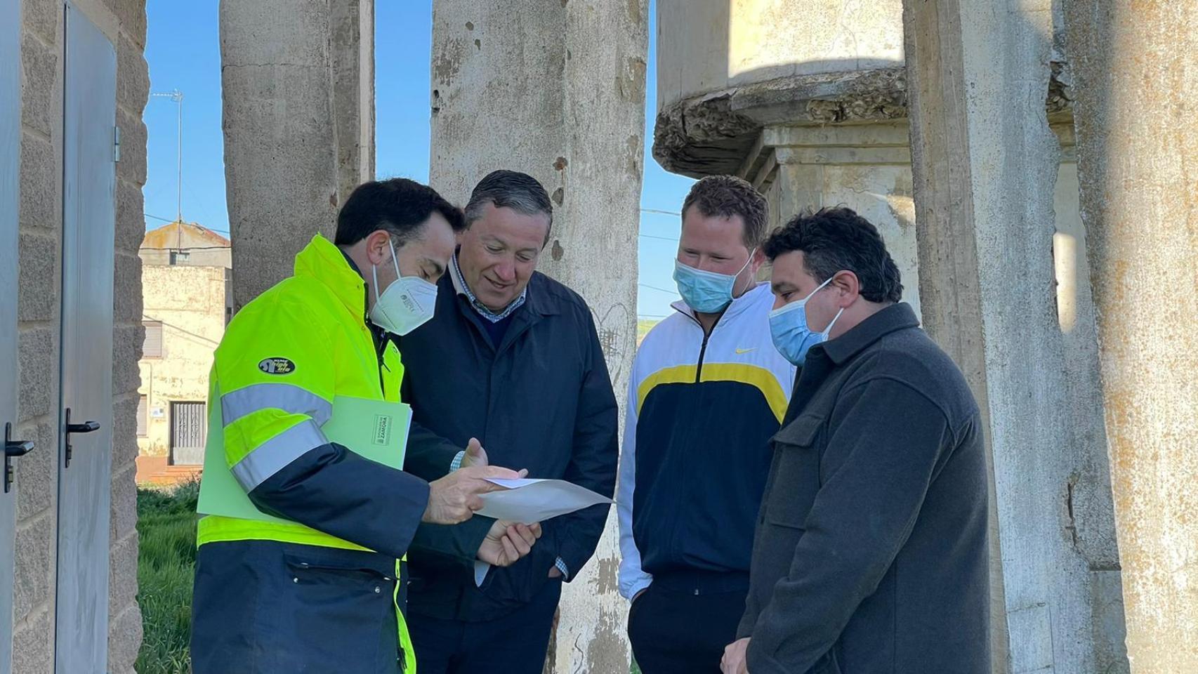 El diputado de Medioambiente y Obras Municipales, Javier Faúndez, acompañado por el diputado provincial, José Ángel Ruiz, y el teniente de alcalde del Ayuntamiento de Vidayanes, Jenaro Prieto