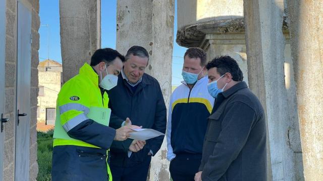 El diputado de Medioambiente y Obras Municipales, Javier Faúndez, acompañado por el diputado provincial, José Ángel Ruiz, y el teniente de alcalde del Ayuntamiento de Vidayanes, Jenaro Prieto