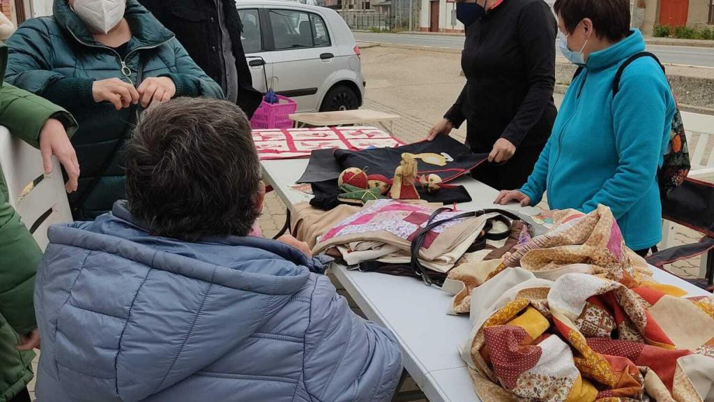 La asociación Ubuntu realizando su actividad en la calle por no poder acceder al salón municipal
