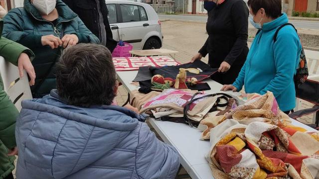 La asociación Ubuntu realizando su actividad en la calle por no poder acceder al salón municipal