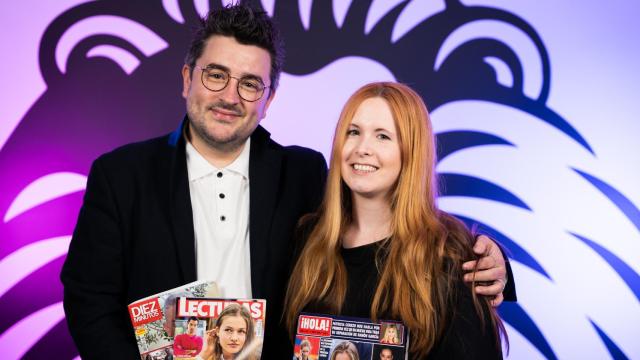 Jesús Carmona y Ane Olabarrieta durante la grabación del kiosco rosa, en vídeo.