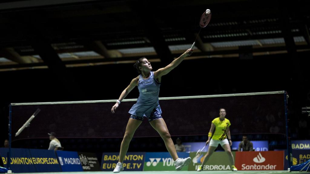 Carolina Marín ejecuta un golpe en una posición complicada en el Europeo de bádminton de Madrid 2022