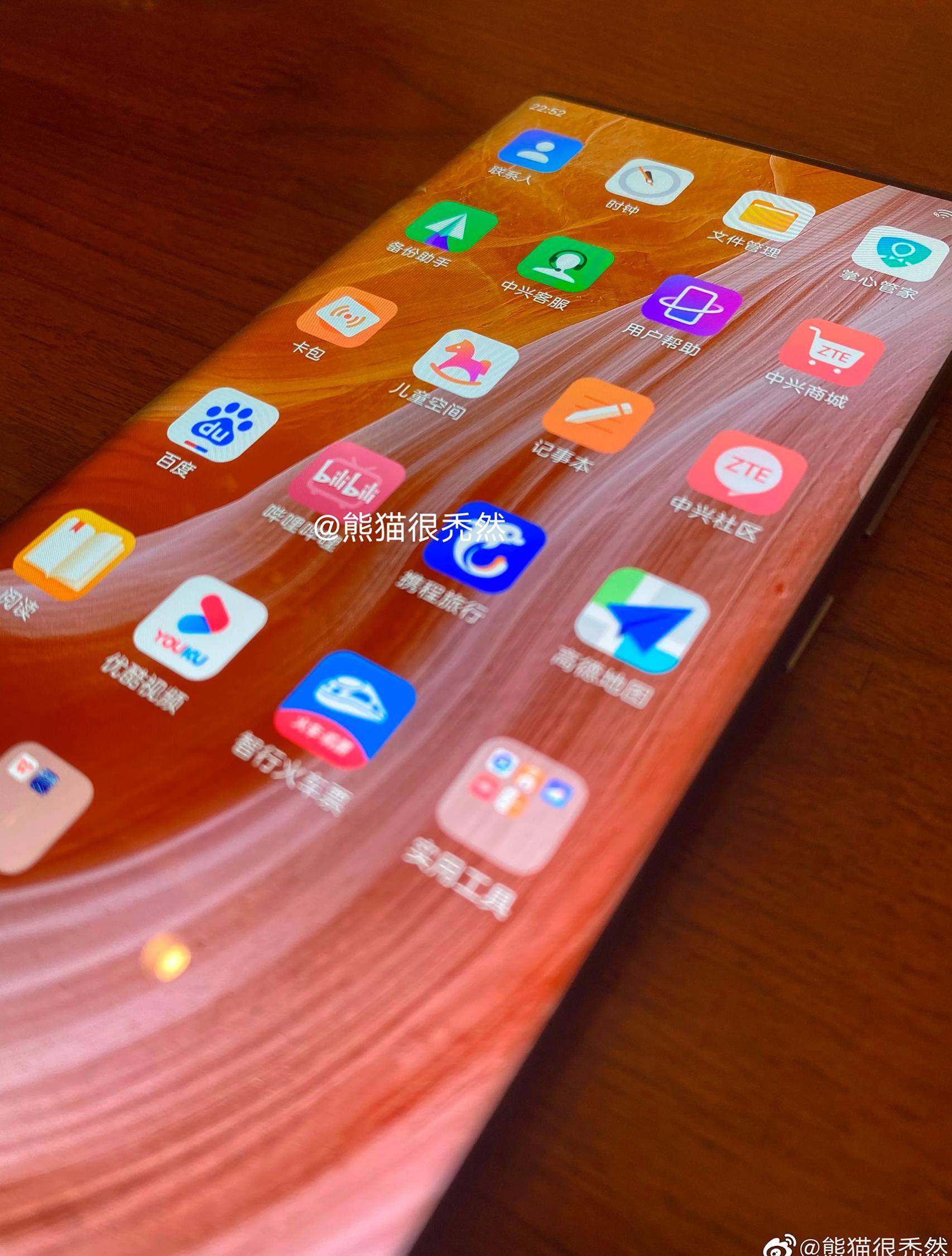ZTE Axon 40