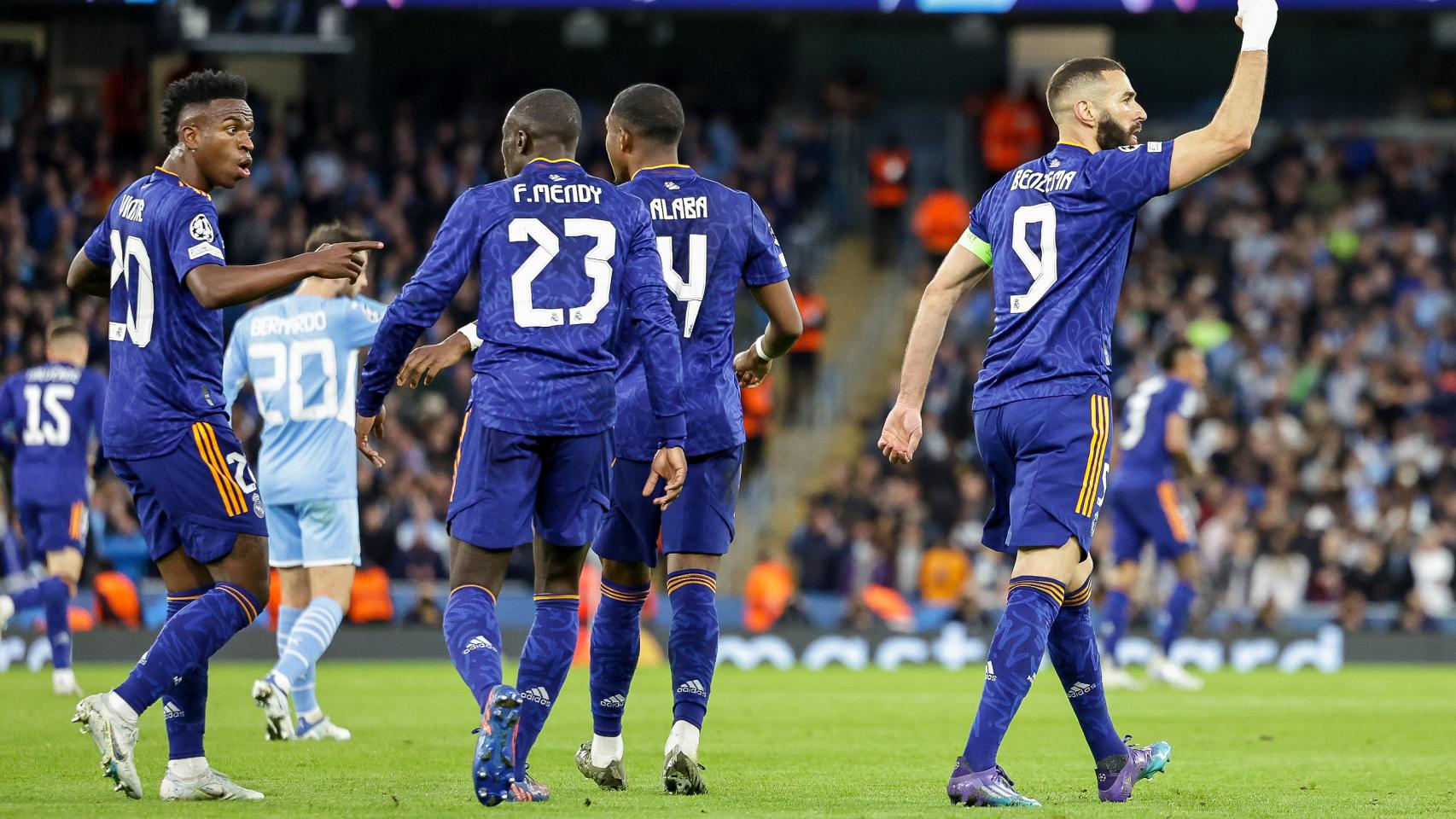 Los jugadores del Real Madrid tras el gol de Karim Benzema en el Etihad Stadium