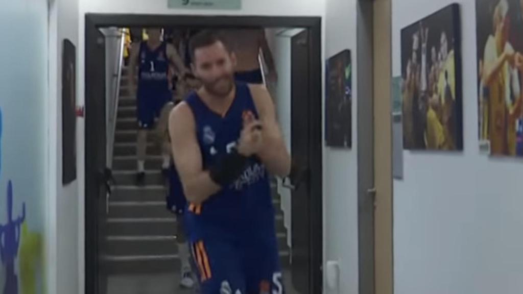 Rudy Fernández entrando a los vestuarios del Maccabi