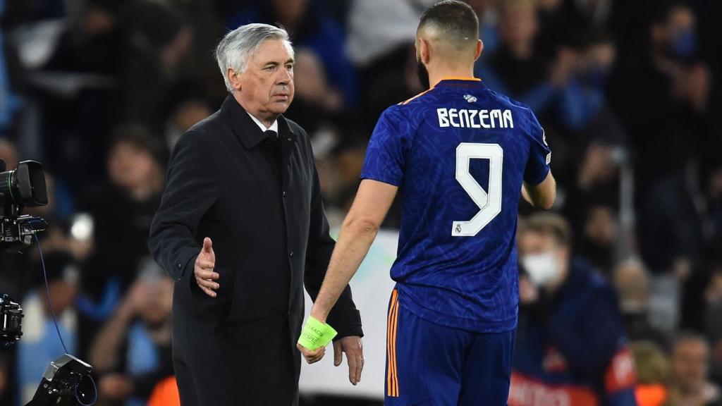 Carlo Ancelotti hablando con Karim Benzema sobre el césped del Etihad Stadium