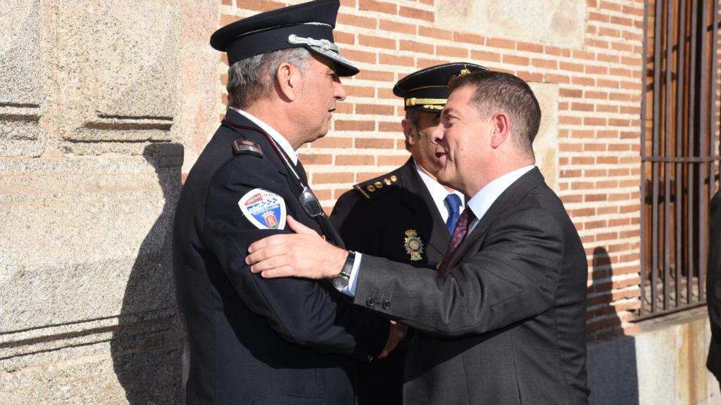Emiliano García-Page junto a agentes de la Policía Local.