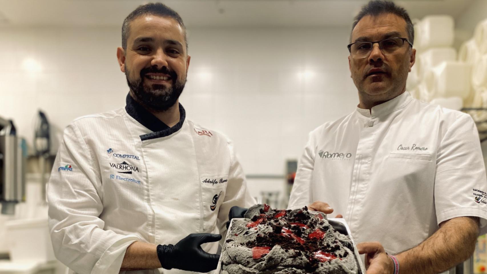 Los hermanos Óscar y Adolfo Romero con su helado. Foto: Diputación de Ciudad Real.