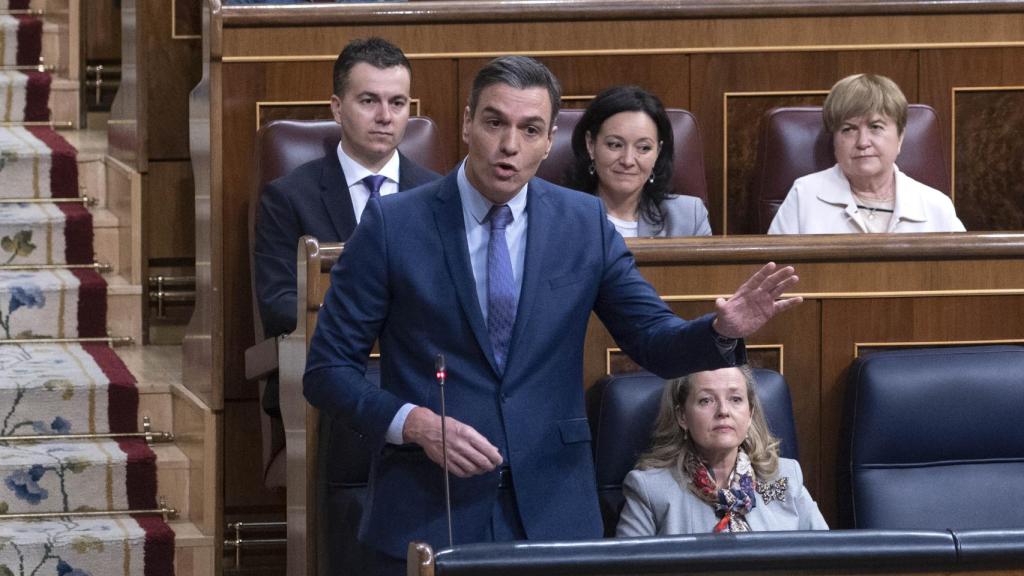 Pedro Sánchez, presidente del Gobierno, responde a Cuca Gamarra, secretaria general del PP, en la sesión de control.