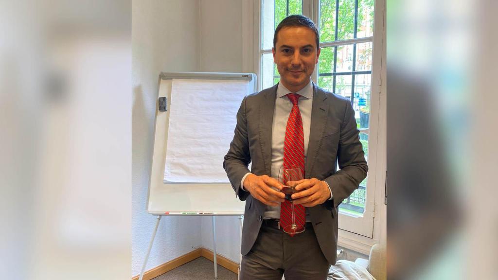 El líder del PSOE en la Comunidad de Madrid, Juan Lobato, posa con una copa de vino tinto en la mano.