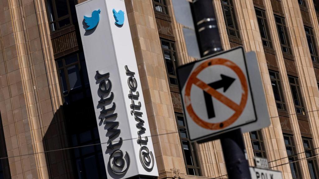 Logo de Twitter en la fachada de la sede de la compañía en San Francisco (EEUU).