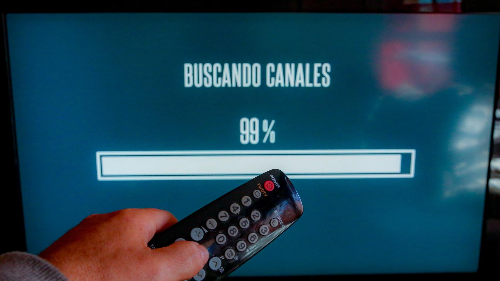 Una persona busca canales en su televisor.