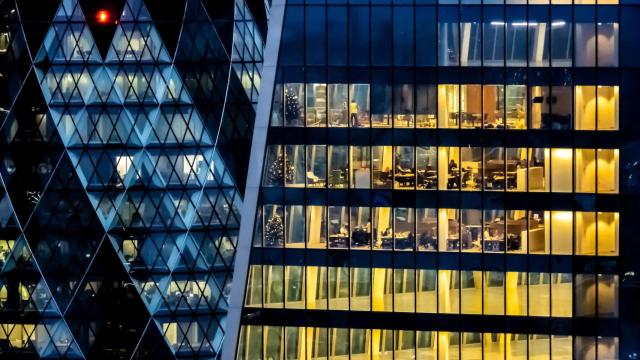 Dos edificios de oficinas.