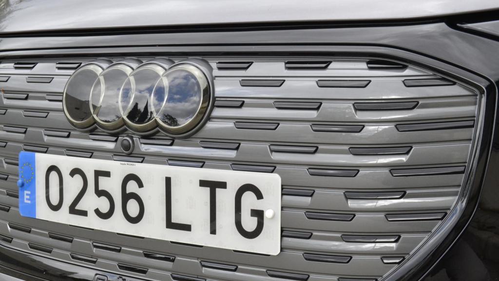 La parrilla es cerrada y la protege una pieza transparente, incluyendo el logo de Audi.