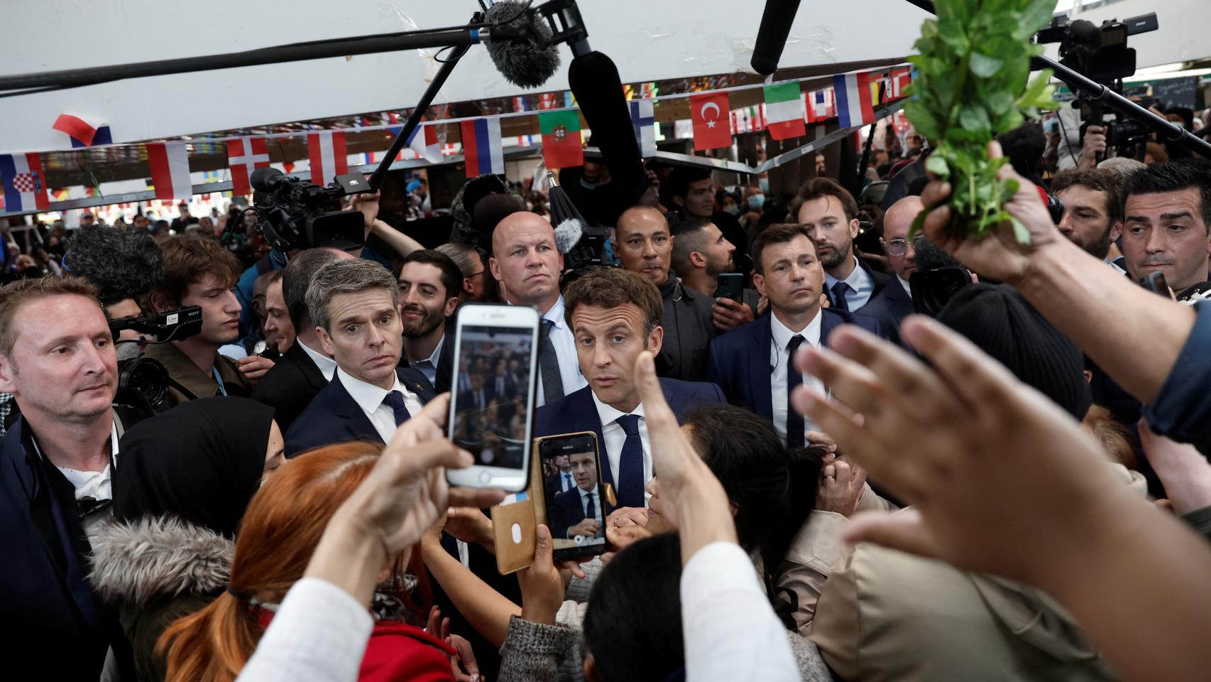 Emmanuel Macron en la ciudad de Cergy-Pontoise, donde ha sido recibido a tomatazos.