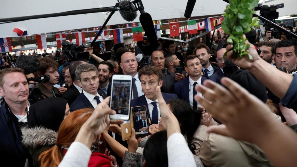 Emmanuel Macron en la ciudad de Cergy-Pontoise, donde ha sido recibido a tomatazos.