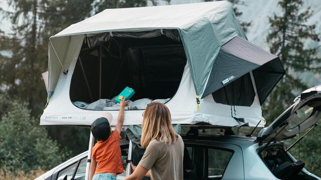 Tienda de campaña QUECHUA montada en un coche.