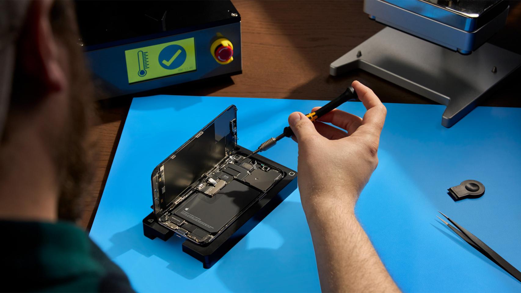 Un usuario reparando su iPhone.