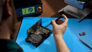 Un usuario reparando su iPhone.