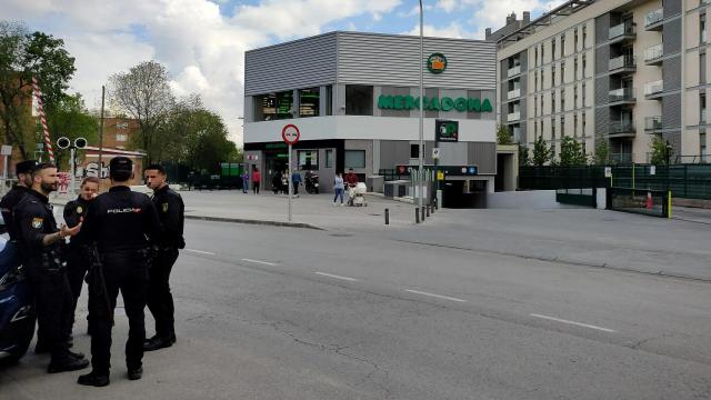 El lugar donde ha sido asesinado el joven, en Villaverde (Madrid).