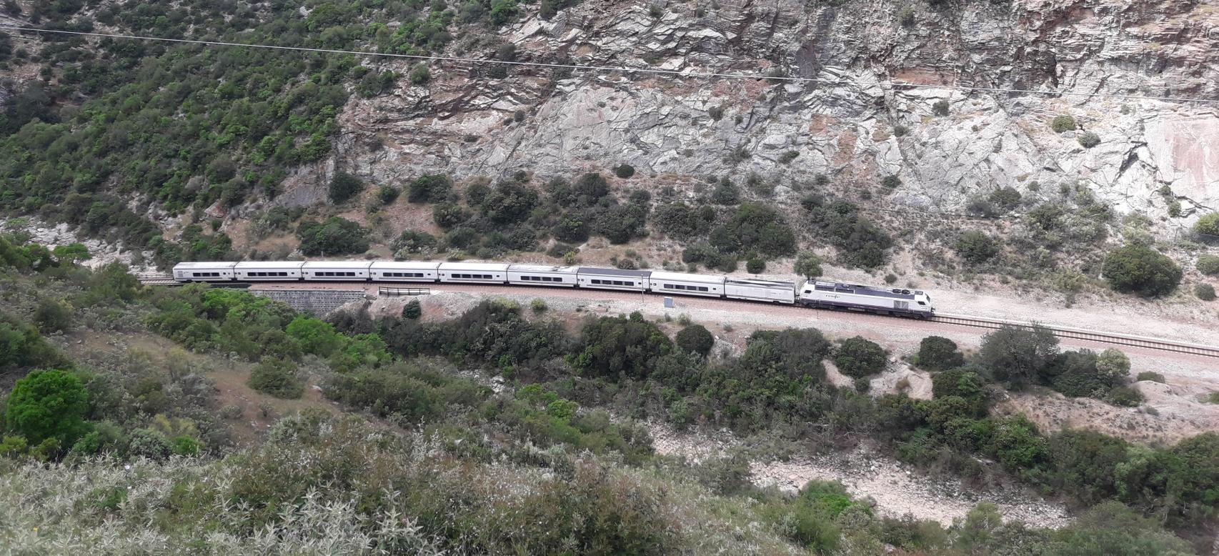 Un tren convencional circula en la línea junto al río Guadiaro, en el trayecto entre Ronda y Algeciras.