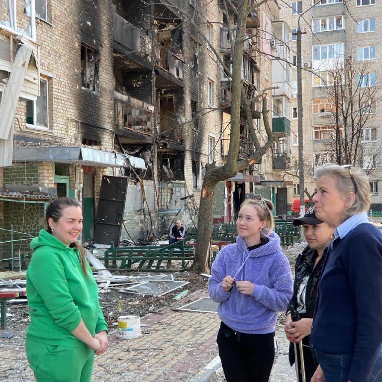 Reid, con una familia que regresaba temporalmente a Bucha y que le contó una historia increíble. El padre tapiaba las ventanas de su apartamento cuando un pequeño cohete atravesó una pared y permaneció, al lado del sofá, sin explotar.
