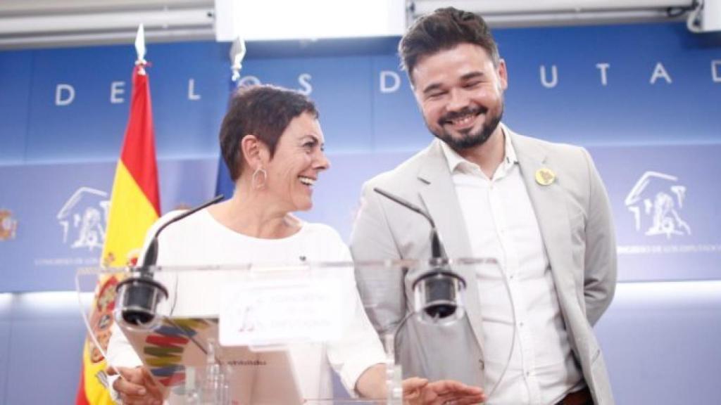 La portavoz de Bildu, Mertxe Aizpurua, y de ERC, Gabriel Rufián, en el Congreso.