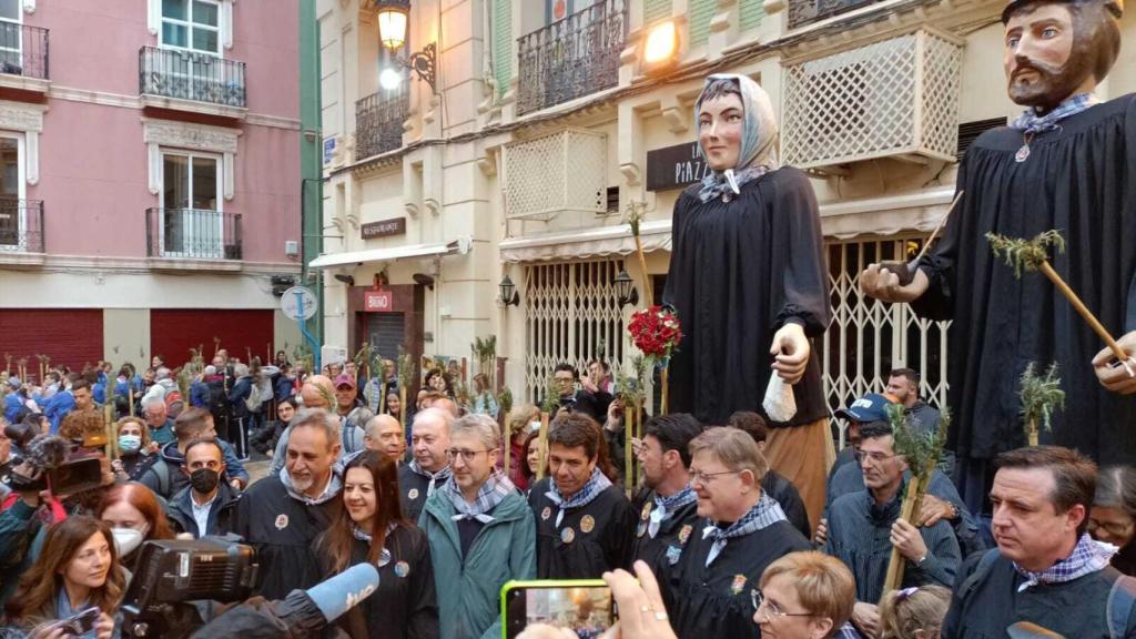 Los alicantinos se dirigen al monasterio de Santa Faz en un día algo lluvioso.