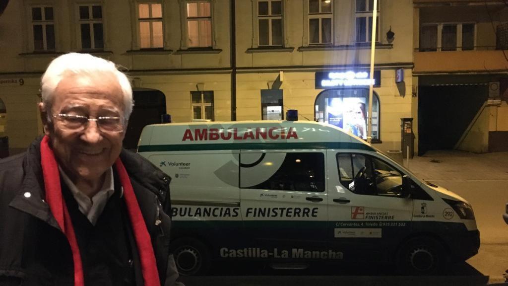 El Padre Ángel junto a la ambulancia donada por Finisterre en Leópolis.
