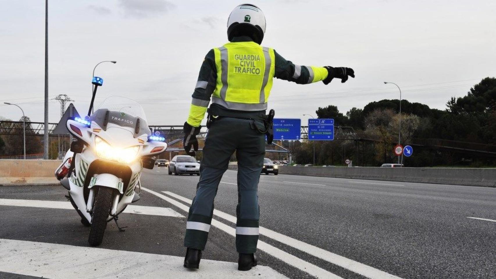 Un hombre para a un conductor.