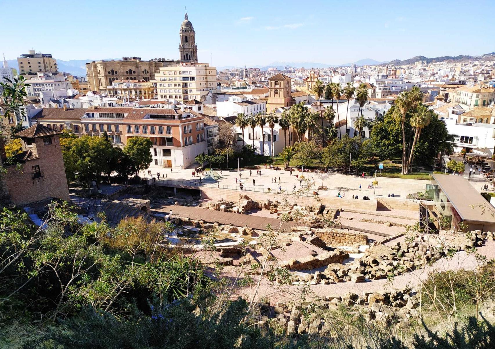 Vista del Teatro Romano de Málaga y de la calle Alcazabilla.
