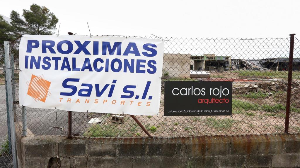 Carteles en la valla perimetral de la antigua fábrica de Standard Eléctrica en Toledo.