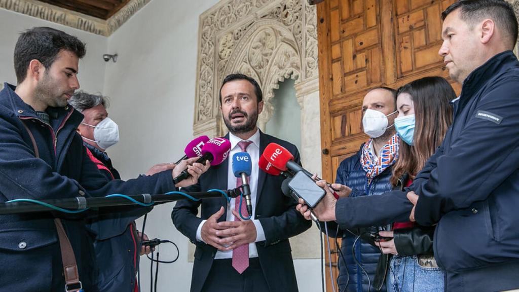 José Luis Escudero atendiendo a los medios de comunicación.