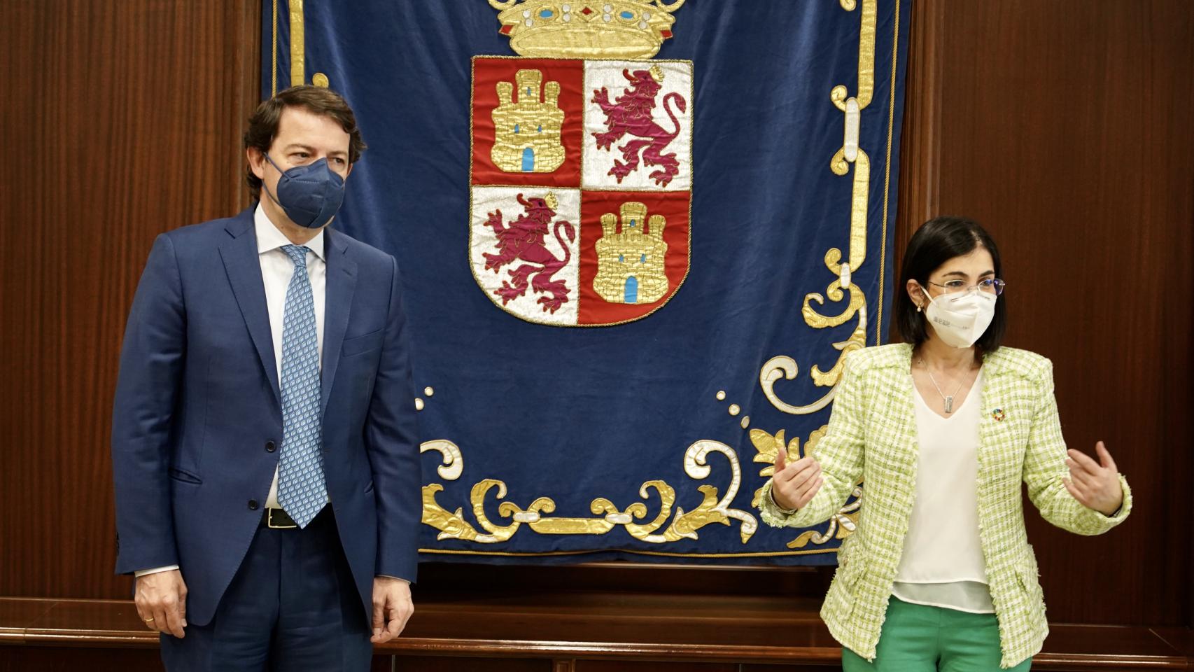 El presidente de la Junta de Castilla y León, Alfonso Fernández Mañueco, en una reunión con la ministra de Sanidad, Carolina Darias