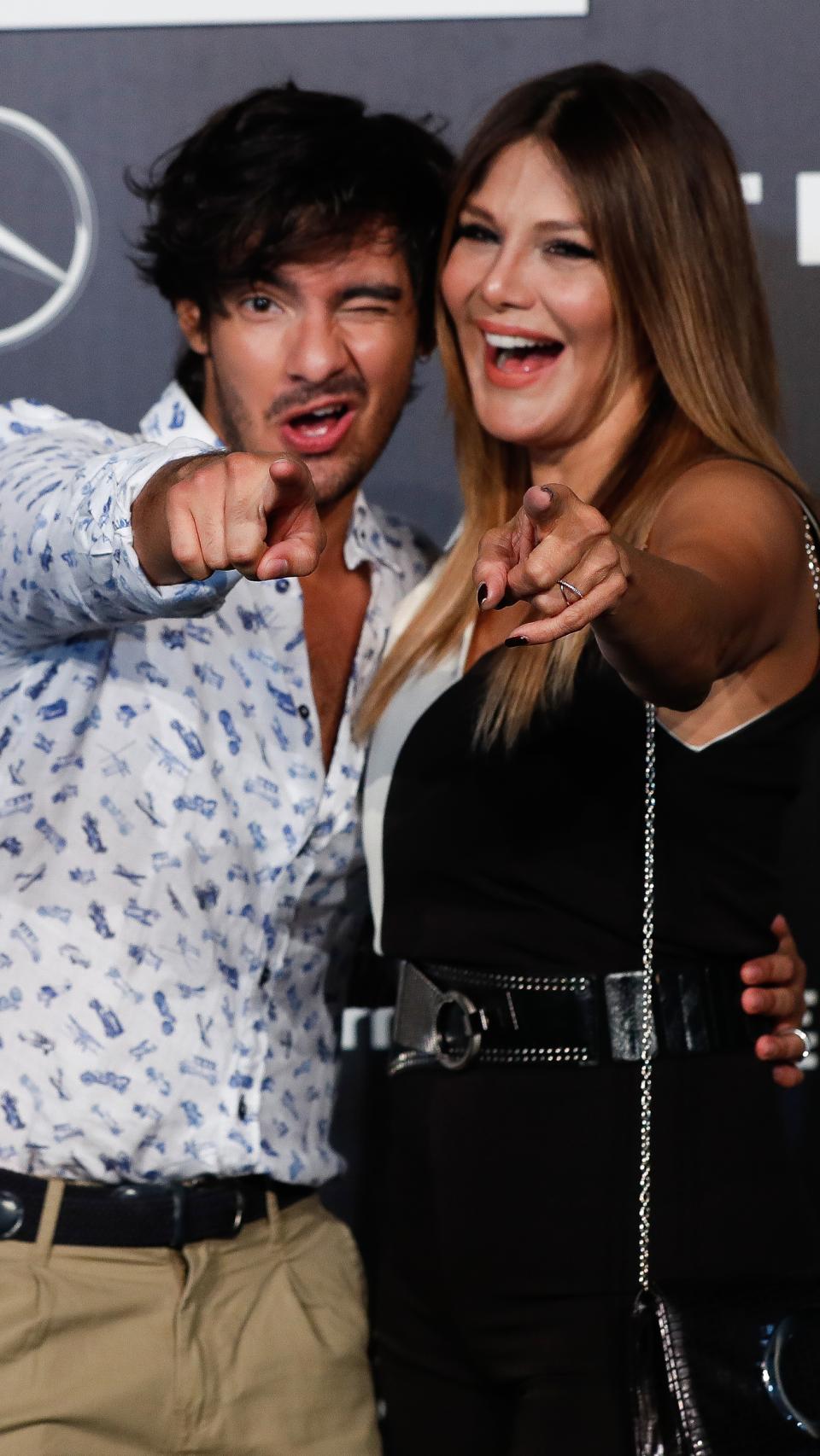 Ivonne Reyes junto a su hijo, Alejandro Reyes, en un acto público en septiembre de 2021.
