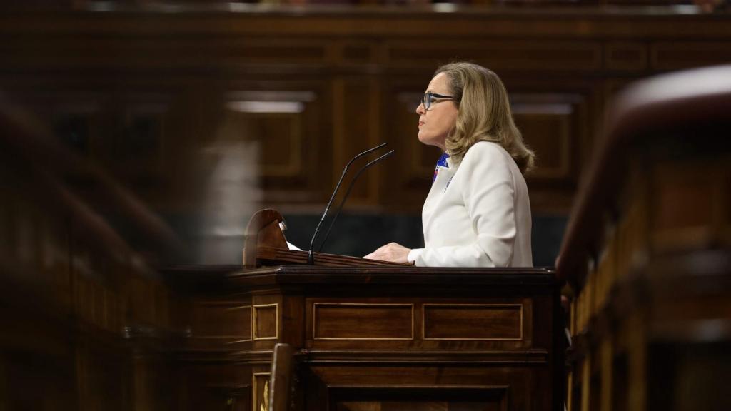 La vicepresidenta primera del Gobierno y ministra de Asuntos Económicos y Transformación Digital, Nadia Calviño, interviene en una sesión plenaria, en el Congreso de los Diputados, a 28 de abril de 2022,.