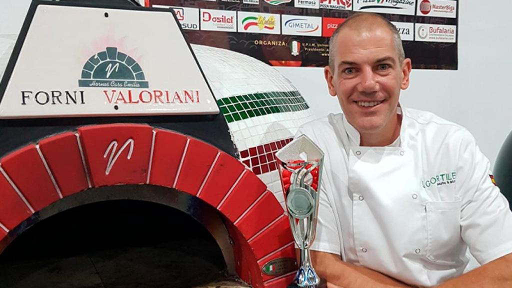 Marco posa con uno de sus galardones.