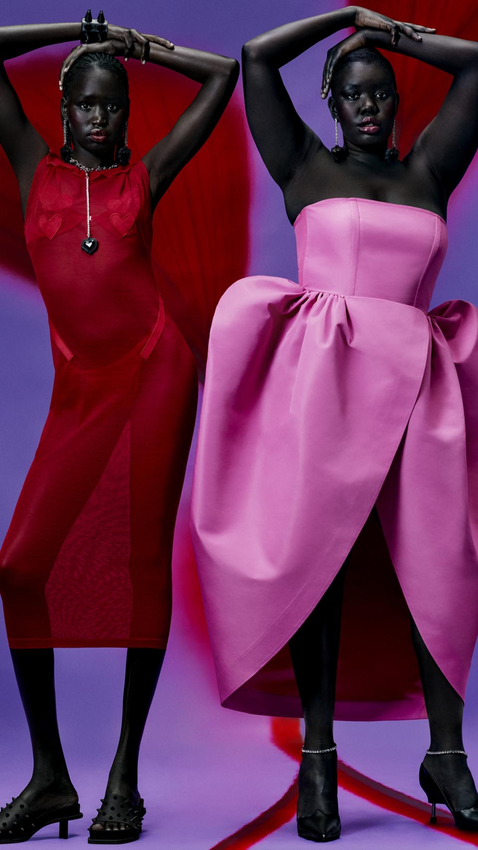 Vestido de noche en forma de corazón de color rosa chicle.