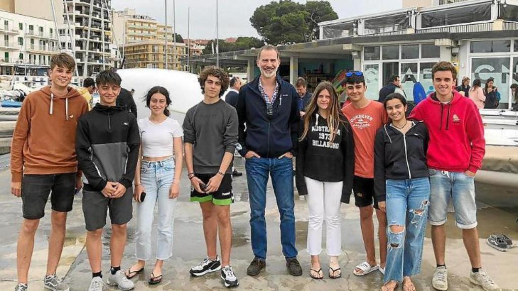 Felipe VI con la Federación cántabra de vela, en Mallorca, esta Semana Santa.