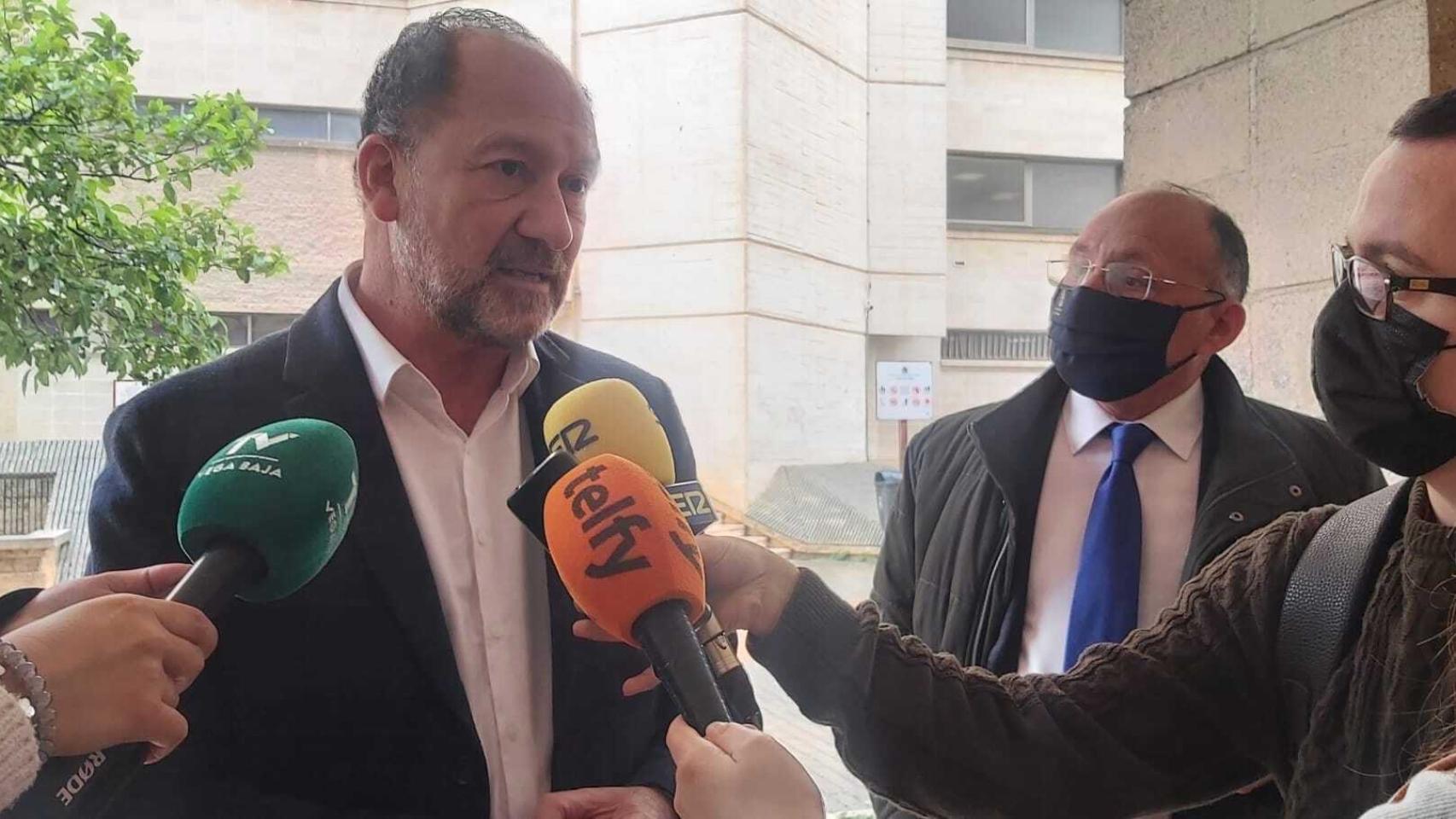 El exalcalde de Orihuela, el 'popular' Emilio Bascuñana, en declaraciones a periodistas.
