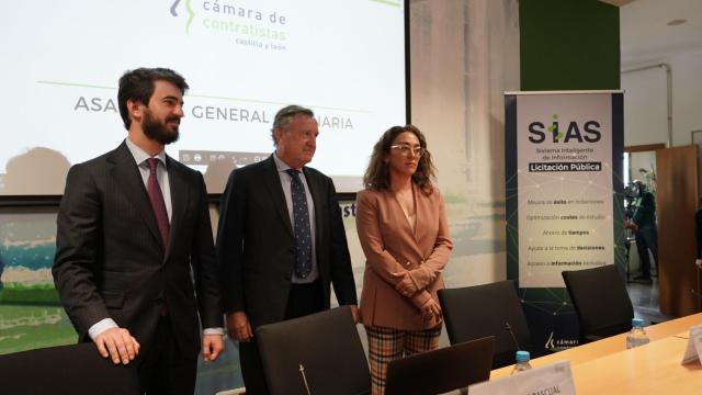 El presidente de la Cámara de Contratistas, Enrique Pascual, junto al vicepresidente de la Junta, Juan García-Gallardo y la consejera de Movilidad, María González