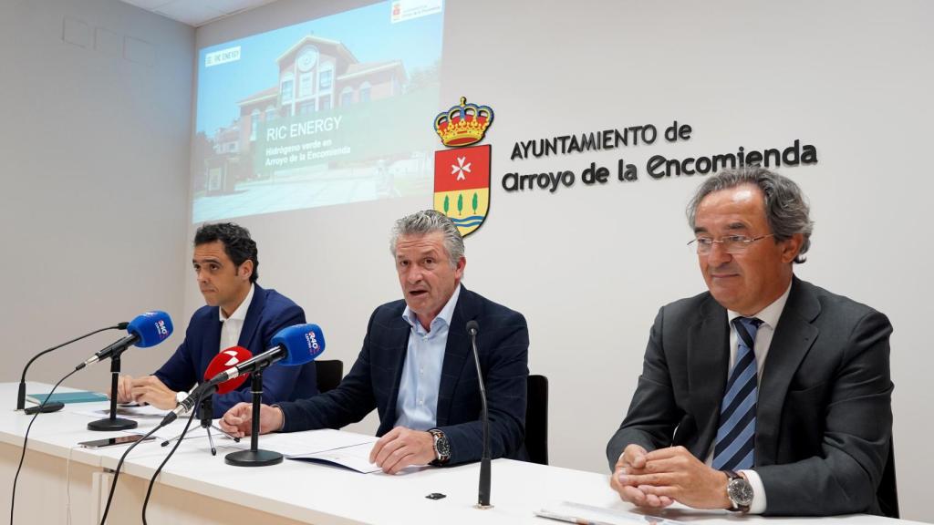 Leticia Pérez / ICAL . El alcalde de Arroyo de la Encomienda (Valladolid), Sarbelio Fernández (C), y el director de Hidrógeno de RIC Energy, Rubén Rodríguez (I), presentan el proyecto de hidrógeno verde que desarrolla la empresa en el municipio