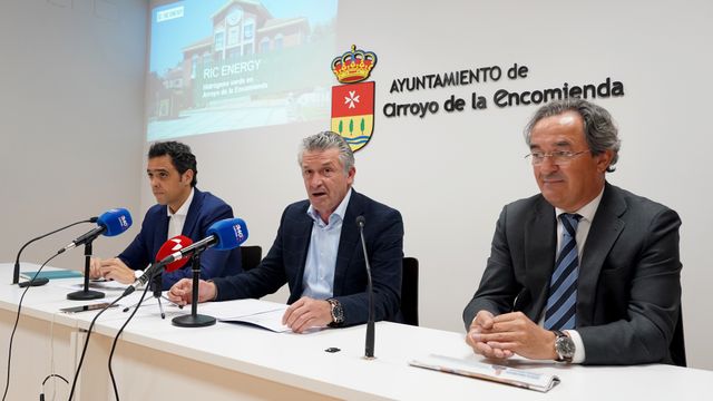 Leticia Pérez / ICAL . El alcalde de Arroyo de la Encomienda (Valladolid), Sarbelio Fernández (C), y el director de Hidrógeno de RIC Energy, Rubén Rodríguez (I), presentan el proyecto de hidrógeno verde que desarrolla la empresa en el municipio