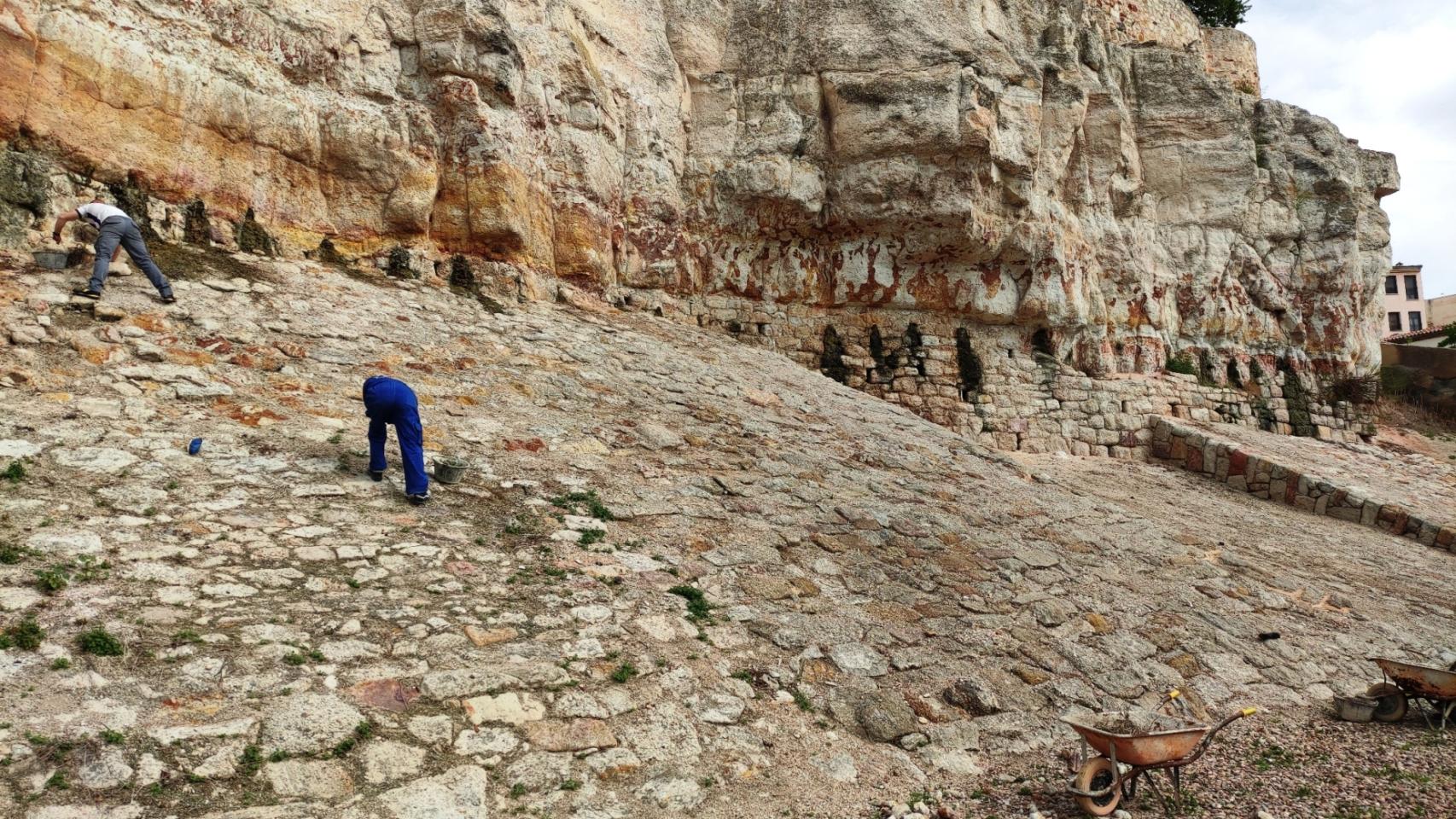 Obras en los muros de Trascastillo