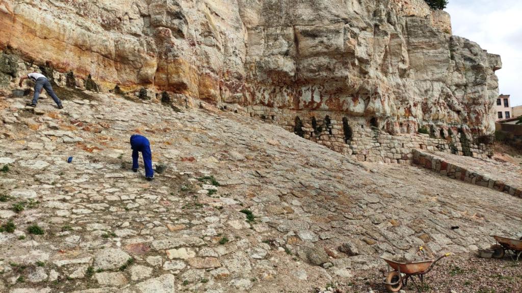 Obras en los muros de Trascastillo