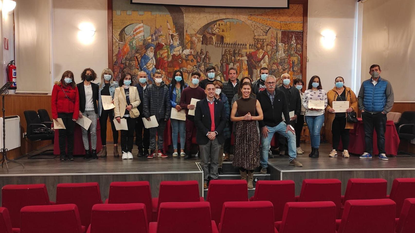 La delegada territorial, Clara San Damián, y el alcalde de Benavente, Luciano Huerga, han entregado esta mañana los diplomas