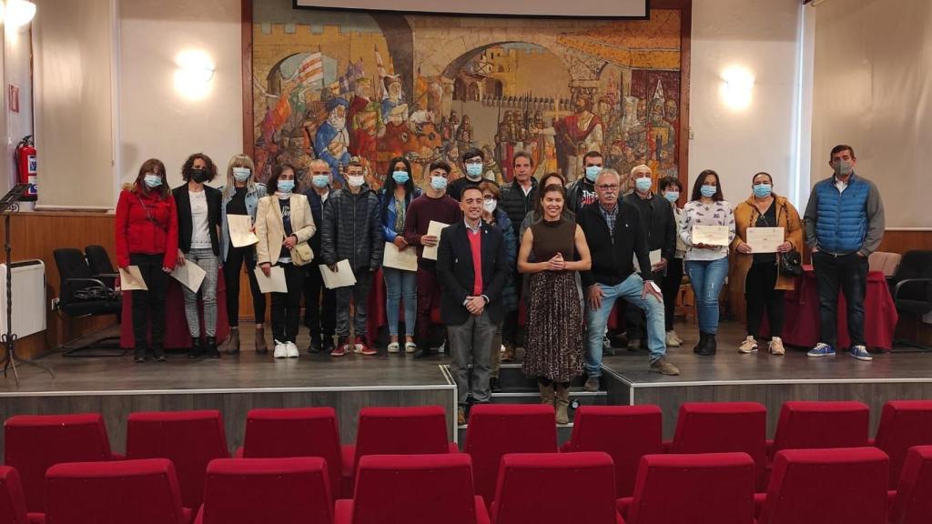 La delegada territorial, Clara San Damián, y el alcalde de Benavente, Luciano Huerga, han entregado esta mañana los diplomas