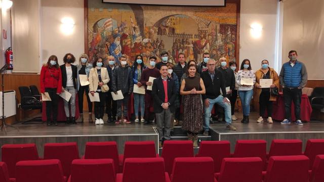 La delegada territorial, Clara San Damián, y el alcalde de Benavente, Luciano Huerga, han entregado esta mañana los diplomas